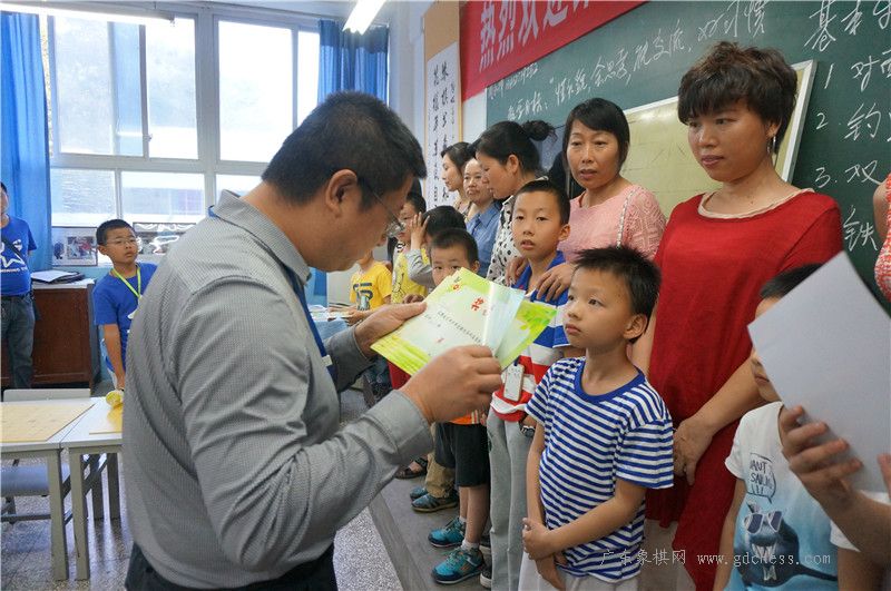 一位家长参加攀枝花市少年宫第四届象棋家庭比